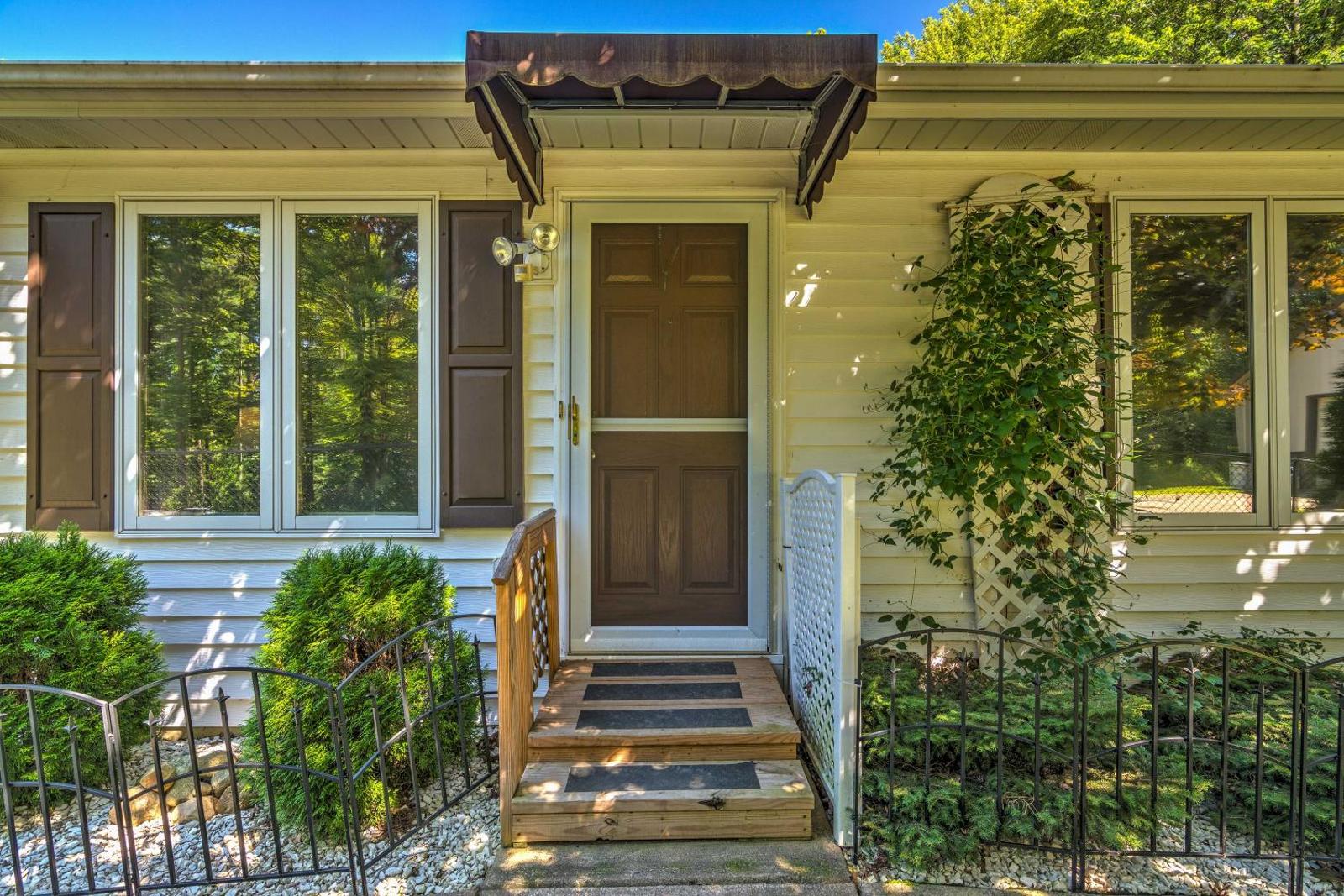 Serene Orchard Park Apartment w/Large Yard & Patio