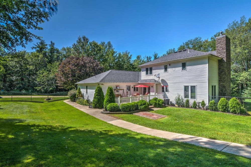 Serene Orchard Park Apartment w/Large Yard & Patio Main image